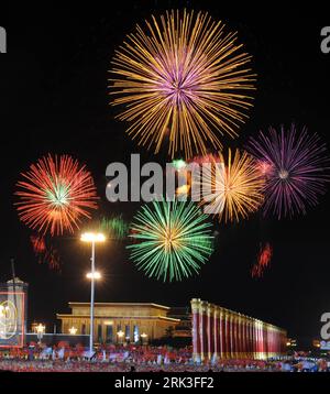 Bildnummer : 53479644 Datum : 01.10.2009 Copyright : imago/Xinhua (091001) -- BEIJING, 1 octobre 2009 (Xinhua) -- des feux d'artifice sont vus au-dessus de la place Tian anmen lors de la grande soirée de gala célébrant le 60e anniversaire de la fondation de la République de Chine, à Beijing, capitale de la Chine, le 1 octobre 2009. (Xinhua/Cheng min) (hdt) CHINE-FÊTE NATIONALE-FEUX D'ARTIFICE (CN) PUBLICATIONxNOTxINxCHN Nationalfeiertag 60 Jahre Volksrepublik China Feuerwerk kbdig xsk 2009 quadrat o0 Jubiläum Nacht Tiananmen Langzeitbelichtung Bildnummer 53479644 Date 01 10 2009 Copyright Imago XINHUA Beijing OC Banque D'Images