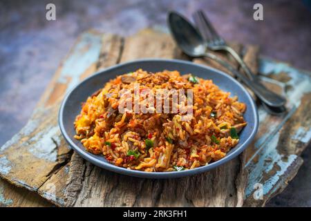 Nasi goreng rendang, riz frit indonésien avec rendang de bœuf Banque D'Images
