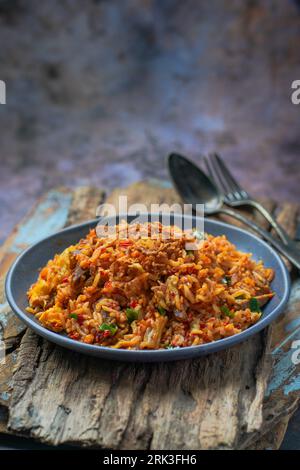 Nasi goreng rendang, riz frit indonésien avec rendang de bœuf Banque D'Images