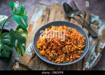 Nasi goreng rendang, riz frit indonésien avec rendang de bœuf Banque D'Images