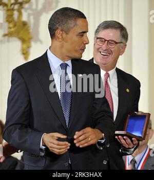 Bildnummer: 53516862  Datum: 07.10.2009  Copyright: imago/Xinhua (091007) -- WASHINGTON, Oct. 7, 2009 (Xinhua) -- U.S.President Barack Obama presents National Medal of Technology and Innovation to IBM, accepted by IBM Chairman of the Board, President and Chief Executive Officer, Samuel Palmisano, during a presentation ceremony for the 2008 National Medal of Science and the National Medal of Technology and Innovation  in Washington Oct. 7, 2009. (Xinhua/Zhang Yan) (2)US-WASHINGTON-NATIONAL TECHNOLOGY AWARD PUBLICATIONxNOTxINxCHN People Politik kbdig xkg 2009 quadrat premiumd  o00 Wirtschaft, Eh Banque D'Images