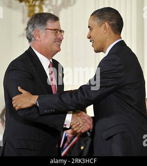 Bildnummer : 53516852 Datum : 07.10.2009 Copyright : imago/Xinhua (091007) -- WASHINGTON, Oct. 7, 2009 (Xinhua) -- le président américain Barack Obama serre la main du président du conseil d'administration, président et chef de la direction d'IBM, Samuel Palmisano, après avoir remis la Médaille nationale de la technologie et de l'innovation à IBM lors d'une cérémonie de remise de la Médaille nationale de la science 2008 et de la Médaille nationale de la technologie et de l'innovation à Washington le 7 octobre 2009. (Xinhua/Zhang Yan) (3)US-WASHINGTON-NATIONAL TECHNOLOGY AWARD PUBLICATIONxNOTxINxCHN People Politik kbdig xkg 2009 quadrat o00 Wirtschaft, Banque D'Images