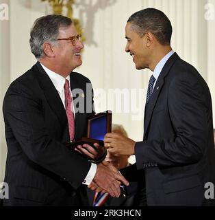 Bildnummer: 53516851  Datum: 07.10.2009  Copyright: imago/Xinhua (091007) -- WASHINGTON, Oct. 7, 2009 (Xinhua) -- U.S.President Barack Obama presents National Medal of Technology and Innovation to IBM, accepted by IBM Chairman of the Board, President and Chief Executive Officer, Samuel Palmisano, during a presentation ceremony for the 2008 National Medal of Science and the National Medal of Technology and Innovation  in Washington Oct. 7, 2009. (Xinhua/Zhang Yan) (1)US-WASHINGTON-NATIONAL TECHNOLOGY AWARD PUBLICATIONxNOTxINxCHN People Politik kbdig xkg 2009 quadrat o00 Wirtschaft, Ehrung , Aus Banque D'Images