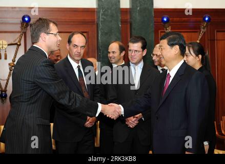 Bildnummer : 53526175 Datum : 12.10.2009 Copyright : imago/Xinhua (091012) -- BERLIN, 12 octobre 2009 (Xinhua) -- le vice-président chinois Xi Jinping (avant R) serre la main d'un entrepreneur allemand tandis que le ministre allemand de l'économie Karl-Theodor zu Guttenberg (avant 2e R) regarde à Berlin, capitale de l'Allemagne, le 12 octobre 2009. (Xinhua/Rao Aimin) (cl) ALLEMAGNE-BERLIN-XI JINPING-ENTERPRISERS-MEETING PUBLICATIONxNOTxINxCHN People Politik kbdig xsk 2009 quer Bildnummer 53526175 Date 12 10 2009 Copyright Imago XINHUA Berlin OCT 12 2009 XINHUA Vice-président chinois Xi Jinping Front r serre la main avec A. Banque D'Images