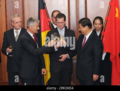 Bildnummer: 53526366  Datum: 12.10.2009  Copyright: imago/Xinhua (091012) -- BERLIN, Oct. 12, 2009 (Xinhua) -- Chinese Vice President Xi Jinping (front R) toasts with a German enterpriser while German Economy Minister Karl-Theodor zu Guttenberg (C) looks on after a signing ceremony in Berlin, capital of Germany, Oct. 12, 2009. (Xinhua/Rao Aimin) (cl) GERMANY-BERLIN-XI JINPING-ENTERPRISERS-MEETING PUBLICATIONxNOTxINxCHN People Politik Kbdig xdp 2009 quer premiumd    Bildnummer 53526366 Date 12 10 2009 Copyright Imago XINHUA  Berlin OCT 12 2009 XINHUA Chinese Vice President Xi Jinping Front r To Stock Photo