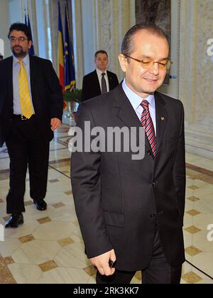 Bildnummer : 53527844 Datum : 13.10.2009 Copyright : imago/Xinhua (091013) -- BUCAREST, 13 octobre 2009 (Xinhua) -- le Premier ministre roumain Emil Boc assiste aux débats du Parlement roumain à Bucarest le 13 octobre 2009. Mardi, le Parlement roumain a renversé le gouvernement centriste minoritaire lors d'un vote de défiance. (Xinhua/AGERPRES) (yc) (2)ROUMANIE-BUCAREST-GOUVERNEMENT PUBLICATIONxNOTxINxCHN People Politik kbdig xsk 2009 hoch Bildnummer 53527844 Date 13 10 2009 Copyright Imago XINHUA Bucarest OCT 13 2009 XINHUA Roumanie S le Premier ministre Emil Boc assiste aux débats AU Roman Banque D'Images