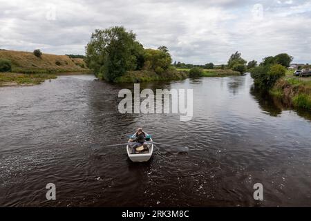 Pêche à la canne à saumon sur la rivière Tweed à Fireburn Mill près de Coldstream Banque D'Images