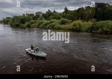 Pêche à la canne à saumon sur la rivière Tweed à Fireburn Mill près de Coldstream Banque D'Images