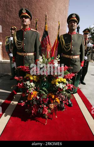 Bildnummer: 53531667  Datum: 14.10.2009  Copyright: imago/Xinhua (091014) -- KABUL, Oct. 14, 2009 (Xinhua) -- Two guards of honor stand next to a wreath of flower during a ceremony commemorating dead Afghan armed force in Kabul, capital of Afghanistan, Oct. 14, 2009. Afghan and NATO officials on Wednesday put floral wreath in parliament to commemorate the services of soldiers have lost their lives. More than 1500 army soldiers and 4103 policemen according to officials have been killed in clash with Taliban militants over the past eight years. (Xinhua/Zabi Tamanna) (msq) (4)AFGHANISTAN-KABUL-AR Stock Photo