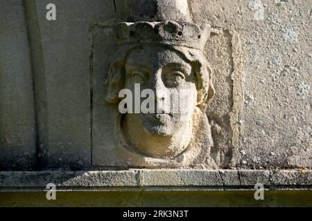 Tête sculptée sur le côté sud de l'église de l'Ascension, Tidmington, Warwickshire, Angleterre, Royaume-Uni Banque D'Images