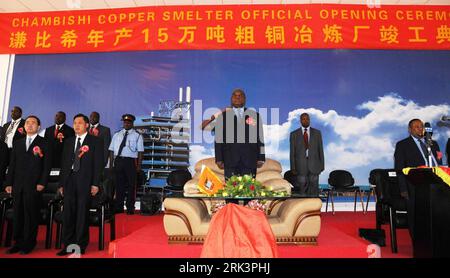 Bildnummer : 53543896 Datum : 19.10.2009 Copyright : imago/Xinhua (091020) -- CHAMBISHI (ZAMBIE), 20 octobre 2009 (Xinhua) -- le président zambien Rupiah Banda (C) assiste à la cérémonie d'ouverture de la fonderie de cuivre Chambishi investie de la Chine à Kitwe, capitale de la province de Copperbelt du centre de la Zambie, le 19 octobre 2009. La fonderie de cuivre de Chambeshi, qui a une capacité de traiter 150 000 tonnes métriques de cuivre par an, a créé plus de 600 emplois pour la population locale. China non Ferrous Metal Mining Group Limited détient 60 pour cent de sa part tandis que la plus grande entreprise industrielle de Zambie ZESCO Limited a 40 pour cent Banque D'Images