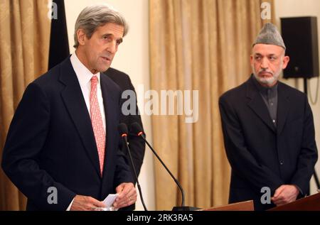 Bildnummer : 53545206 Datum : 20.10.2009 Copyright : imago/Xinhua (091020) -- KABOUL, 20 octobre 2009 (Xinhua) -- le sénateur américain John Kerry(L) prend la parole alors que le président afghan Hamid Karzaï se tient à côté lors d'une conférence de presse au palais présidentiel le 20 octobre 2009. Le président afghan Hamid Karzaï a accepté de prendre part au second tour de l élection présidentielle contestée. (Xinhua/Zabi Tamanna) (yy) (4)AFGHANISTAN-VOTE-RESULT-RUN OFF PUBLICATIONxNOTxINxCHN People Politik premiumd kbdig xsp 2009 quer Highlight o0 Wahl, Stichwahl Bildnummer 53545206 Date 20 10 2009 Copyright Imago XINHUA Kabu Banque D'Images