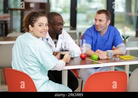 Équipe de médecins prenant le déjeuner Banque D'Images