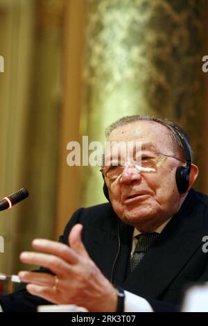 Bildnummer: 53549618  Datum: 22.10.2009  Copyright: imago/Xinhua (091022) -- ROME, Oct. 22, 2009 (Xinhua) -- Former Italian Prime Minister Giulio Andreotti addresses the opening ceremony of the Second Forum on Tibet, in Rome, capital of Italy, Oct. 22, 2009. The two-day forum will focus on the topics including economy, culture, education, healthcare and environment protection in southwest China s Tibet Autonomous Region.  (Xinhua/Luo Huanhuan) (dyw) (1)ITALY-CHINA-FORUM ON TIBET-OPENING PUBLICATIONxNOTxINxCHN People Politik kbdig xub 2009 hoch premiumd o0 Porträt    Bildnummer 53549618 Date 22 Stock Photo