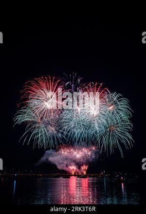 Feux d'artifice au-dessus de l'eau dans le cadre des championnats britanniques de feux d'artifice 2023 vus de la batterie de la Reine Anne, Plymouth. Banque D'Images