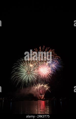 Feux d'artifice au-dessus de l'eau dans le cadre des championnats britanniques de feux d'artifice 2023 vus de la batterie de la Reine Anne, Plymouth. Banque D'Images