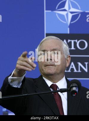 Bildnummer: 53551799  Datum: 23.10.2009  Copyright: imago/Xinhua (091023) -- BRATISLAVA, Oct. 23, 2009 (Xinhua) -- United States Defense Secretary Robert Gates addresses a press conference in Bratislava, capital of Slovakia, Oct. 23, 2009. NATO defense ministers gave broad support on Friday to the U.S. revised plans for a missile defense shield in Europe during the Informal Meeting of Nato Defense Ministers held from Oct. 22 to 23 in Bratislava. (Xinhua/Zeng Yi) (wh) (3)SLOVAKIA-NATO-MISSILE DEFENSE-SUPPORT PUBLICATIONxNOTxINxCHN People Politik kbdig xkg 2009 hoch  o0 Gipfel, Verteidigungsmini Stock Photo