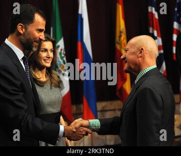 091023 -- OVIEDO, le 23 octobre 2009 Xinhua -- le prince héritier espagnol Felipe L serre la main de l'architecte britannique Norman Foster à côté de sa femme la princesse Letizia lors d'une réception pour les Prix Prince des Asturies 2009 à Oviedo le 23 octobre 2009. Foster est le lauréat 2009 du Prix Prince des Asturies pour les Arts Xinhua/Chen Haitong zj 5SPAIN-ASTURIAS-AWARDS PUBLICATIONxNOTxINxCHN Banque D'Images