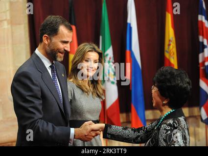 Bildnummer : 53551986 Datum : 23.10.2009 Copyright : imago/Xinhua (091023) -- OVIEDO, 23 octobre 2009 (Xinhua) -- le Prince héritier espagnol Felipe (à gauche) serre la main de Margaret Chan, Directrice générale de l’Organisation mondiale de la Santé (OMS), à côté de son épouse la Princesse Letizia lors d’une réception pour les Prix Prince des Asturies 2009 à Oviedo le 23 octobre 2009. QUI est le lauréat 2009 du Prix Prince des Asturies pour la coopération internationale. (Xinhua/Chen Haitong) (zj) (6)SPAIN-ASTURIAS-AWARDS PUBLICATIONxNOTxINxCHN People Preisverleihung Oviedo Prinz von Asturien Preis kbdig xsp 2009 quer o0 Frau, Man Banque D'Images