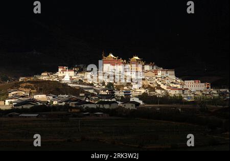 Bildnummer : 53552260 Datum : 20.10.2009 Copyright : imago/Xinhua (091024) -- SHANGRI-LA, 24 octobre 2009 (Xinhua) -- photo prise le 20 octobre 2009 montre une vue du monastère de Ganden Sumtseling à Shangri-la, province du Yunnan dans le sud-ouest de la Chine. (Xinhua/Lin Yiguang) (nxl) (3)CHINA-YUNNAN-SCENERY (CN) PUBLICATIONxNOTxINxCHN Reisen China kbdig xsp 2009 quer o00 Nacht Bildnummer 53552260 Date 20 10 2009 Copyright Imago XINHUA Shangri la OCT 24 2009 XINHUA photo prise LE 20 2009 octobre montre une vue du monastère de Ganden Sumtseling à Shangri la province sud-ouest de la Chine S YUNHUA XINNAN lin Yigua Banque D'Images