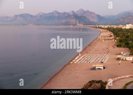 Vue aérienne de la plage de Konyaaltı à Antalya Turquie au lever du soleil le matin Banque D'Images