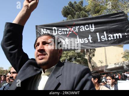 Bildnummer : 53553192 Datum : 25.10.2009 Copyright : imago/Xinhua (091025) -- KABOUL, 25 octobre 2009 (Xinhua) -- un manifestant afghan crie des slogans lors d'une manifestation anti-américaine à Kaboul, capitale de l'Afghanistan, le 25 octobre 2009. La police anti-émeute afghane a ouvert le feu lors de la manifestation anti-américaine à Kaboul dimanche. Plus de 1 000 étudiants de l'Université de Kaboul ont organisé une manifestation à Kaboul dimanche pour condamner la profanation présumée du Coran, livre sacré musulman, par des soldats américains. (Xinhua/Zabi Tamanna) (yc) (10)AFGHANISTAN-US-DEMONSTRATION PUBLICATIONxNOTxINxCHN Politik Proteste Demonstration kbdig x Banque D'Images