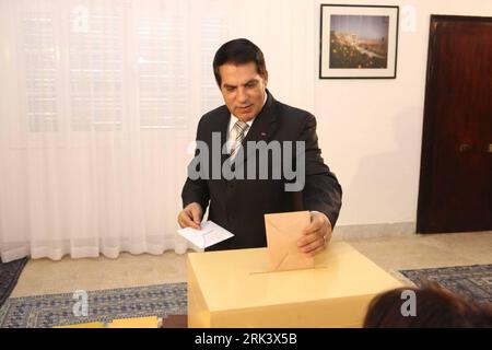 TUNIS, Oct. 25, 2009 Xinhua -- Tunisian President Zine El Abidine Ben Ali casts his vote during the general elections in Carthage near Tunis Oct. 25, 2009. Tunisians voted on Sunday in the country s presidential and parliamentary elections which are expected to give a new term to incumbent President Zine al-Abidine Ben Ali. Xinhua/TAP News Agency 1TUNIS-ELECTION-BEN ALI PUBLICATIONxNOTxINxCHN Stock Photo