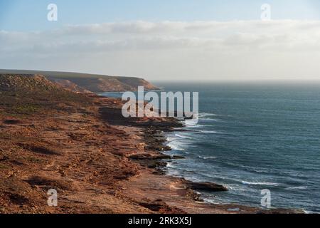 Red Bluff Lookout : vue sur les falaises escarpées sur la côte du parc national de Kalbarri Banque D'Images