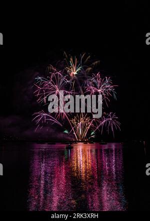 Feux d'artifice au-dessus de l'eau dans le cadre des championnats britanniques de feux d'artifice 2023 vus de la batterie de la Reine Anne, Plymouth. Banque D'Images