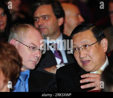 Bildnummer: 53556310  Datum: 26.10.2009  Copyright: imago/Xinhua (091027) -- BRUSSELS, Oct. 27, 2009 (Xinhua) -- Belgian Prime Minister Herman Van Rompuy talks with Chinese ambassador to Belgium Zhang Yuanyuan during the Belgian-Chinese Chamber of Commerce special concert at Royal Conservatory in Brussels, capital of Belgium, on Oct. 26, 2009. The Belgian-Chinese Chamber of Commerce held the special concert on Monday to mark the 60th anniversary of the founding of the People s Republic of China. (Xinhua/Wu Wei) (lmz) (2)BELGIUM-CHINA-CONCERT PUBLICATIONxNOTxINxCHN People Politik Kbdig xdp 2009 Stock Photo