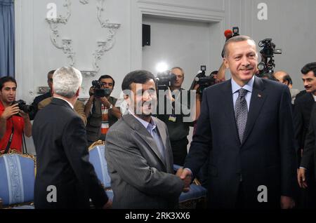Bildnummer : 53556329 Datum : 27.10.2009 Copyright : imago/Xinhua (091027) -- TÉHÉRAN, 27 octobre 2009 (Xinhua) -- le président iranien Mahmoud Ahmadinejad serre la main du Premier ministre turc Recep Tayyip Erdogan (R) à Téhéran, Iran, le 27 octobre 2009. Erdogan est en visite de deux jours en Iran depuis mardi. (Xinhua/Ahmad Halabisaz) (yc) (3)IRAN-TURQUIE-DIPLOMACY PUBLICATIONxNOTxINxCHN People Politik Kbdig xdp 2009 quer premiumd Bildnummer 53556329 Date 27 10 2009 Copyright Imago XINHUA TÉHÉRAN OCT 27 2009 XINHUA le président iranien Mahmoud Ahmadinejad serre la main avec les premiers ministres turcs Recep Tay Banque D'Images