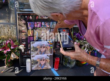 Lake Arrowhead, États-Unis. 23 août 2023. Un monument commémoratif de fortune pour Laura Ann Carleton est vu devant sa boutique à Lake Arrowhead le mercredi 23 août 2023. Carleton, une mère mariée de 9 enfants, a été abattue vendredi dernier par Travis Ikeguchi après avoir fait des remarques homophobes dans une dispute houleuse au sujet d’un drapeau arc-en-ciel volant de son magasin Mag.Pi à Cedar Glen, en Californie. Un rapport a révélé plus de 350 incidents anti-LGBTQ dans 46 États et dans le District de Columbia, alors que de plus en plus de lois anti-LGBTQ sont votées dans tout le pays. Photo de Jim Ruymen/UPI. Crédit : UPI/Alamy Live News Banque D'Images