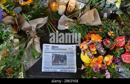 Lake Arrowhead, États-Unis. 23 août 2023. Un monument commémoratif de fortune pour Laura Ann Carleton est vu devant sa boutique à Lake Arrowhead le mercredi 23 août 2023. Carleton, une mère mariée de 9 enfants, a été abattue vendredi dernier par Travis Ikeguchi après avoir fait des remarques homophobes dans une dispute houleuse au sujet d’un drapeau arc-en-ciel volant de son magasin Mag.Pi à Cedar Glen, en Californie. Un rapport a révélé plus de 350 incidents anti-LGBTQ dans 46 États et dans le District de Columbia, alors que de plus en plus de lois anti-LGBTQ sont votées dans tout le pays. Photo de Jim Ruymen/UPI. Crédit : UPI/Alamy Live News Banque D'Images