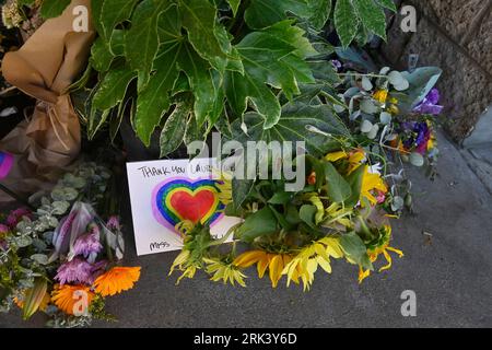 Lake Arrowhead, États-Unis. 23 août 2023. Un monument commémoratif de fortune pour Laura Ann Carleton est vu devant sa boutique à Lake Arrowhead le mercredi 23 août 2023. Carleton, une mère mariée de 9 enfants, a été abattue vendredi dernier par Travis Ikeguchi après avoir fait des remarques homophobes dans une dispute houleuse au sujet d’un drapeau arc-en-ciel volant de son magasin Mag.Pi à Cedar Glen, en Californie. Un rapport a révélé plus de 350 incidents anti-LGBTQ dans 46 États et dans le District de Columbia, alors que de plus en plus de lois anti-LGBTQ sont votées dans tout le pays. Photo de Jim Ruymen/UPI. Crédit : UPI/Alamy Live News Banque D'Images