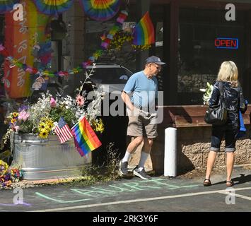 Des résidents locaux rendent hommage à Laura Ann Carleton lors d’un monument commémoratif de fortune devant son magasin à Lake Arrowhead, le mercredi 23 août 2023. Carleton, une mère mariée de 9 enfants, a été abattue vendredi dernier par Travis Ikeguchi après avoir fait des remarques homophobes dans une dispute houleuse au sujet d’un drapeau arc-en-ciel volant de son magasin Mag.Pi à Cedar Glen, en Californie. Un rapport a révélé plus de 350 incidents anti-LGBTQ dans 46 États et dans le District de Columbia, alors que de plus en plus de lois anti-LGBTQ sont votées dans tout le pays. Photo de Jim Ruymen/UPI. Banque D'Images