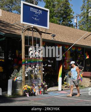 Une résidente de la région rend hommage à Laura Ann Carleton lors d’un monument commémoratif de fortune à l’extérieur de sa boutique à Lake Arrowhead, le mercredi 23 août 2023. Carleton, une mère mariée de 9 enfants, a été abattue vendredi dernier par Travis Ikeguchi après avoir fait des remarques homophobes dans une dispute houleuse au sujet d’un drapeau arc-en-ciel volant de son magasin Mag.Pi à Cedar Glen, en Californie. Un rapport a révélé plus de 350 incidents anti-LGBTQ dans 46 États et dans le District de Columbia, alors que de plus en plus de lois anti-LGBTQ sont votées dans tout le pays. Photo de Jim Ruymen/UPI. Banque D'Images