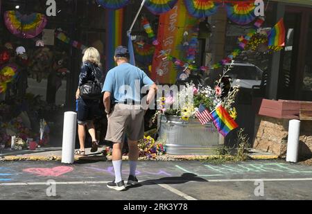 Des résidents locaux rendent hommage à Laura Ann Carleton lors d’un monument commémoratif de fortune devant son magasin à Lake Arrowhead, le mercredi 23 août 2023. Carleton, une mère mariée de 9 enfants, a été abattue vendredi dernier par Travis Ikeguchi après avoir fait des remarques homophobes dans une dispute houleuse au sujet d’un drapeau arc-en-ciel volant de son magasin Mag.Pi à Cedar Glen, en Californie. Un rapport a révélé plus de 350 incidents anti-LGBTQ dans 46 États et dans le District de Columbia, alors que de plus en plus de lois anti-LGBTQ sont votées dans tout le pays. Photo de Jim Ruymen/UPI. Banque D'Images