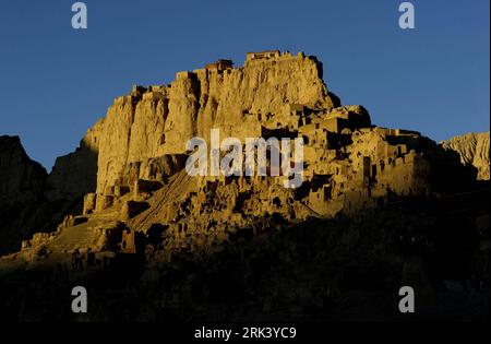 Bildnummer : 53559817 Datum : 25.10.2009 Copyright : imago/Xinhua cette photo prise le 25 octobre 2009 montre les ruines du Royaume de Guge dans la région autonome du Tibet du sud-ouest de la Chine. Les ruines du Royaume de Guge sont situées sur une colline de 300 mètres de haut avec plus de 300 grottes et bâtiments en terre détruite dans le comté de Zhada à l'extrémité ouest de la préfecture de Ngari de la région autonome du Tibet. Le royaume a vu le jour contre la nature dans un plateau désolé à 4 000 mètres au-dessus du niveau de la mer et a duré plus de 700 ans. Il a soudainement disparu en 1635. (Xinhua/Purbu Zhaxi)(xjq) (6)RUINES DU ROYAUME CHINE-TIBET-GUGE(CN) Banque D'Images