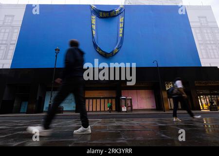 USAGE ÉDITORIAL SEULEMENT Une vue du plus grand sac FRAKTA du magasin IKEA Oxford Street City à Londres, actuellement en rénovation. Date de la photo : jeudi 24 août 2023. Banque D'Images