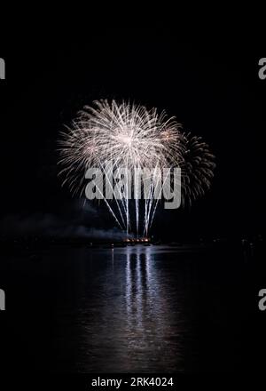 Feux d'artifice au-dessus de l'eau dans le cadre des championnats britanniques de feux d'artifice 2023 vus de la batterie de la Reine Anne, Plymouth. Banque D'Images