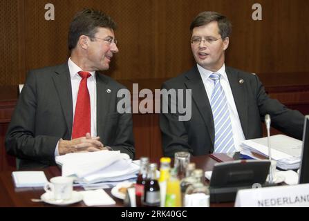 Bildnummer : 53565041 Datum : 30.10.2009 Copyright : imago/Xinhua (091030) -- BRUXELLES, 30 octobre 2009 (Xinhua) -- le Premier ministre néerlandais Jan Peter Balkenende (à droite) s'entretient avec le ministre des Affaires étrangères de son pays, Maxime Verhagen, lors de la deuxième journée du sommet de l'Union européenne (UE) à Bruxelles, capitale de la Belgique, le 30 octobre 2009. Les dirigeants de 27 États membres de l'UE ont tenu un sommet de deux jours depuis jeudi pour discuter du changement climatique, du financement, des questions institutionnelles et économiques de l'UE. (Xinhua/Thierry Monasse) (zhs) (12)BELGIQUE-BRUXELLES-UE DEUXIÈME JOURNÉE DU SOMMET PUBLICATIONxNOTxINxCHN People Politik eu Gipfel kbdig xsk 2 Banque D'Images