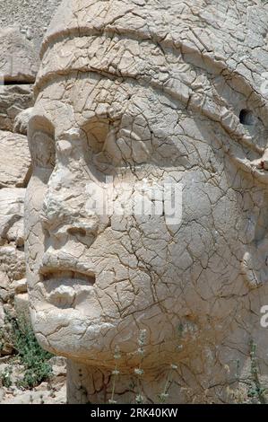 Dieu géant se dirige sur le mont Nemrut.Anatolie, Turquie.Anciennes statues en pierre colossale représentant des figures mythologiques légendaires Banque D'Images