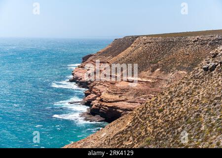 Tribune - Shellhouse : vues sur les falaises escarpées sur la côte du parc national de Kalbarri Banque D'Images