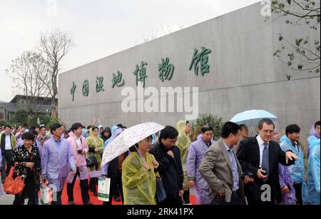 Bildnummer : 53568983 Datum : 02.11.2009 Copyright : imago/Xinhua visiteurs marchent à travers l'entrée principale du Musée des terres humides de Chine à Hangzhou, province de Zhejiang de l'est de la Chine, 2 novembre 2009. Le musée, qui a ouvert au public lundi, est situé dans le Xixi Wetland Park à Hangzhou. (Xinhua/Song Jianhao) (wyx) (3)CHINA-ZHEJIANG-WETLAND MUSEUM (CN) PUBLICATIONxNOTxINxCHN Reisen kbdig xsk 2009 quer Bildnummer 53568983 Date 02 11 2009 Copyright Imago XINHUA visiteurs marchent à travers l'entrée principale du musée China S Wetland Museum in Hangzhou East China S Zhejiang province S Zhejiang nov. 2 2009 le musée Banque D'Images