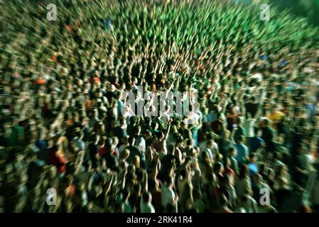 En effet Zoom sur une foule floue à faire la fête dans un festival de musique Banque D'Images