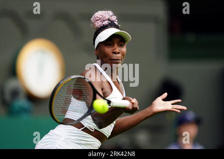 Photo de dossier datée du 03-07-2023 de venus Williams en action. Maintenant âgé de 43 ans, Williams a reçu un joker pour concourir à l'Open. Elle remporte des titres consécutifs à Flushing Meadows en 2000 et 2001 après avoir atteint la finale à ses débuts en 1997. Date de publication : jeudi 24 août 2023. Banque D'Images