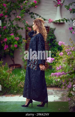 Femmes arabes en robe traditionnelle Abaya Designer. Concept de mode Banque D'Images