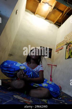 Bildnummer : 53580669 Datum : 25.10.2009 Copyright : imago/Xinhua (091105) -- JAKARTA, 5 novembre 2009 (Xinhua) -- une indonésienne Nurul, âgée de neuf ans, est assise dans le bidonville de sa famille dans un bidonville de Jakarta le 25 octobre 2009. Il y a quatre ans, Nurul a déménagé de Brebes, dans le centre de Java, dans le quartier des bidonvilles du nord de Jakarta avec ses parents. Étudiant en troisième année dans une école musulmane voisine, Nurul aide ses parents à laver les vêtements, à nettoyer le sol, à s'occuper de son frère cadet et à gagner de l'argent avec des articles recyclés ramassés dans des tas d'ordures qui entourent le bidonville pendant le temps libre. La vie est difficile pour Banque D'Images