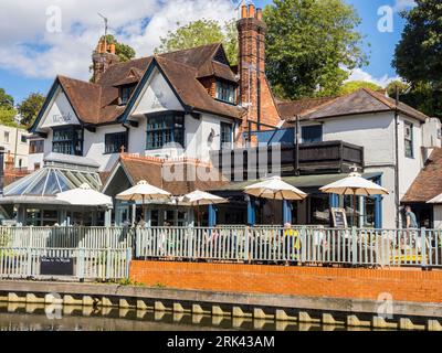The Weyside, Riverside Pub, Surrey, Angleterre, Royaume-Uni, GO. Banque D'Images