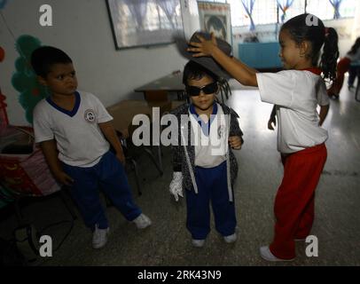 Bildnummer : 53584906 Datum : 30.10.2009 Copyright : imago/Xinhua (091107) -- BARQUISIMETO, 7 novembre 2009 (Xinhua) -- Jose Manuel Sanchez Aguero, un garçon de cinq ans, se prépare avant d'imiter Michael Jackson à l'école de Barquisimeto, Venezuela, 30 octobre 2009. Jose père Miguel Angel Sanchez est un technicien et un hôte à temps partiel pour les fêtes d enfants, ce qui donne un bon exemple à son fils. Bien que calme et timide en classe, Jose a maintenant appris à faire de la magie et de la danse dans les fêtes d enfants. Michael Jackson est l idole préférée de Jose et il est tout à fait à imiter la pop star. Je serai comme famo Banque D'Images